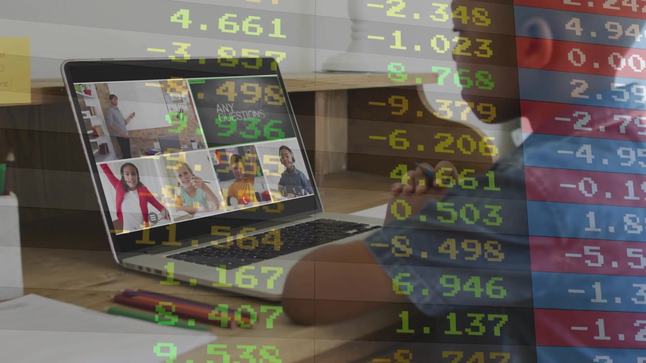Student öppnar laptop för att ansluta till en finansklass, scrollar förbi en amerikansk flagga och marknadsdata, medan en lärare skriver.
