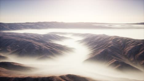 Berglandschaft-Mit-Tiefem-Nebel-Am-Morgen