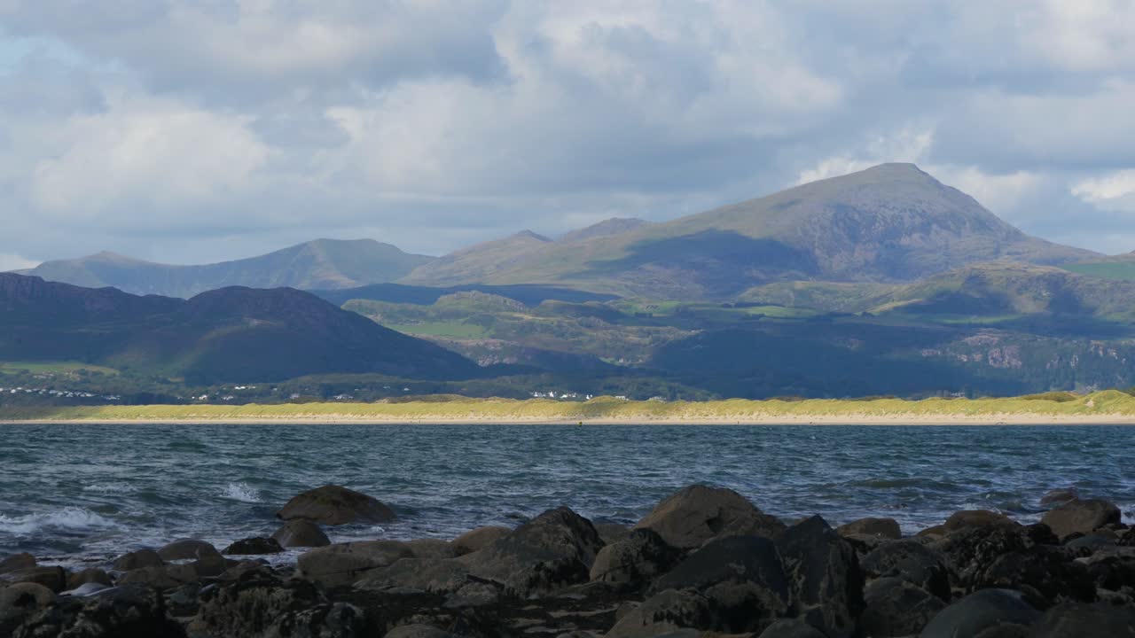 скалистое побережье № 3, вид в сторону полуострова лин из окрестностей морфа диффрин, уэльс, великобритания, статичная камера, 20-секундная версия