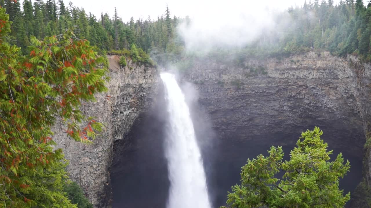 toma en cámara lenta de la cascada 'helmcken falls', ubicada en el río murtle en el parque provincial wells grey, columbia británica, canadá