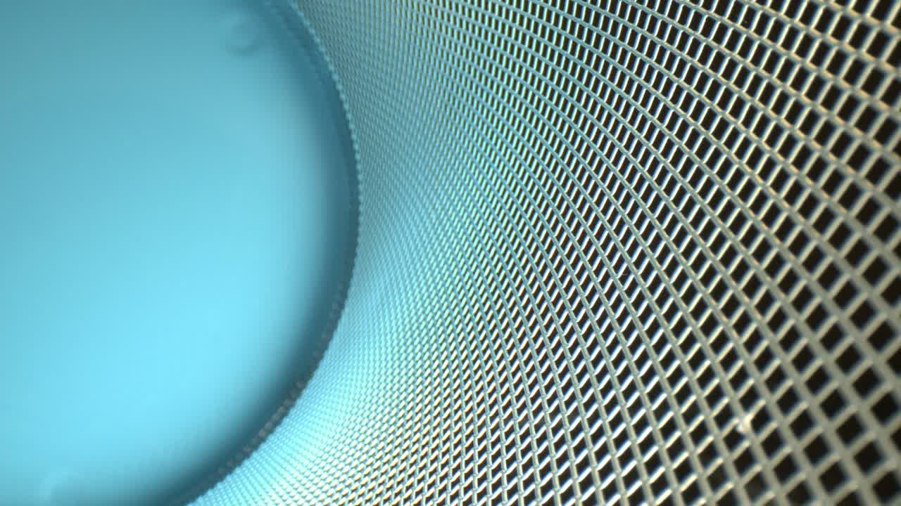 empujando todo el camino hacia abajo una rejilla metálica curva