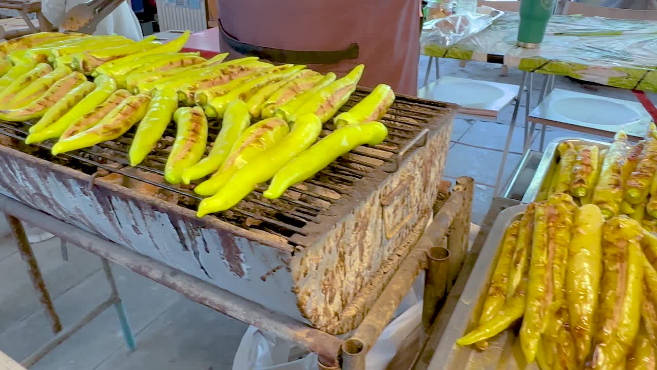 pimientos a la parrilla cocinando en un puesto de mercado de bangkok
