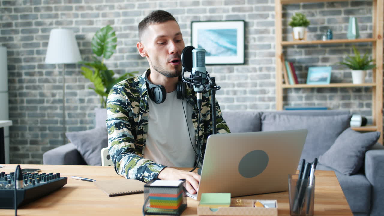 Homem gravando podcast em casa