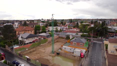 torre de grúa en proyecto de construcción en barrio español