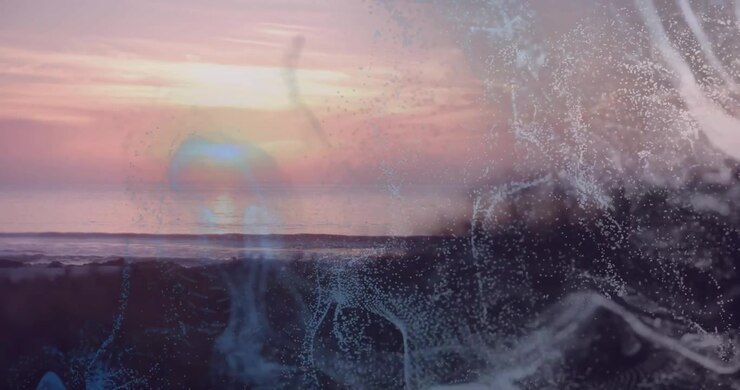 Inquadratura iniziale che mostra vortici astratti che si muovono attraverso un tramonto costiero rivelando la silhouette di una massa terrestre