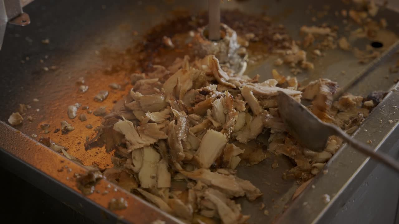 immagine ravvicinata di shawarma di pollo in preparazione alla griglia
