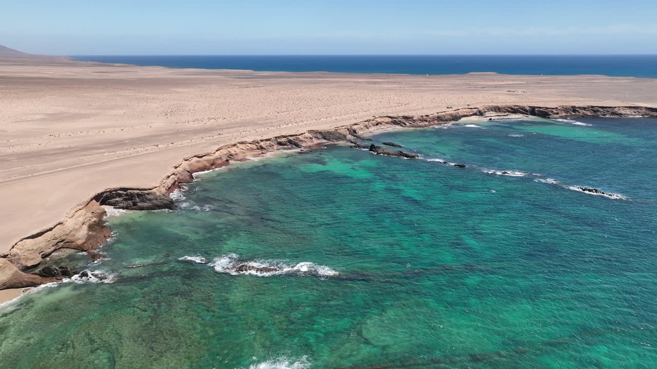 reflejos de agua y detalles como rocas y océano azul estructural con vistas a la costa con algunas cuevas