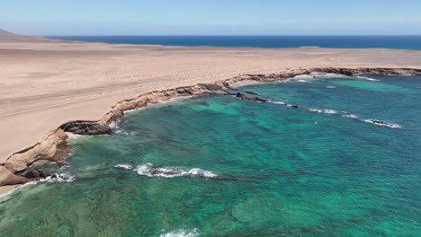 Reflejos-De-Agua-Y-Detalles-Como-Rocas-Y-Océano-Azul-Estructural-Con-Vista-A-La-Costa-Con-Algunas-Cuevas