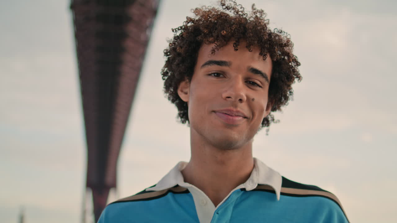 adolescente sonriente posando para la cámara retrato callejero. zoom positivo de pie solo