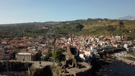 vista de drones de la torre de castas en aci costello, catania, sicilia, italia, europa