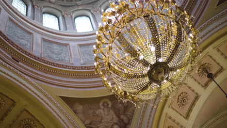 el interior de una iglesia