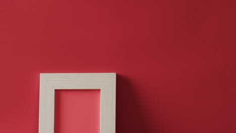 video de decoraciones de navidad y marco de madera con espacio de copia en fondo rojo
