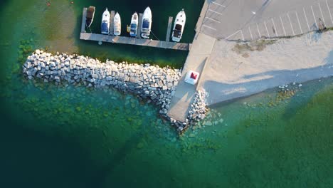 Vista-Superior-De-La-Protección-Contra-Las-Mareas-Y-Las-Pequeñas-Embarcaciones-En-La-Bahía-Georgiana,-Ontario,-Canadá