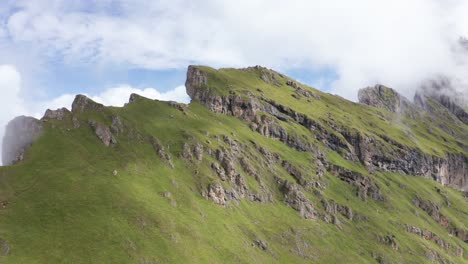 Aerial-riser-shows-epic-Seceda-Ridgeline,-Puez-Odle-Nature-Park,-Val-Gardena