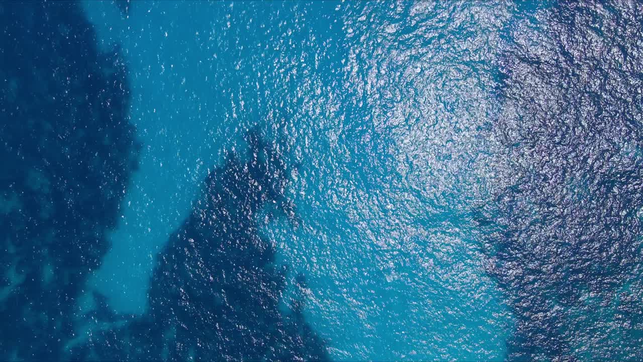 mallorca: vista aérea de la ciudad turística de cala liombards en la isla de mallorca, españa, europa | vista de arriba hacia abajo del impresionante océano