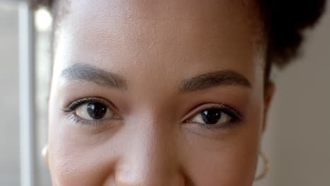 close-up van het gezicht van een afro-amerikaanse vrouw, met kopieerruimte