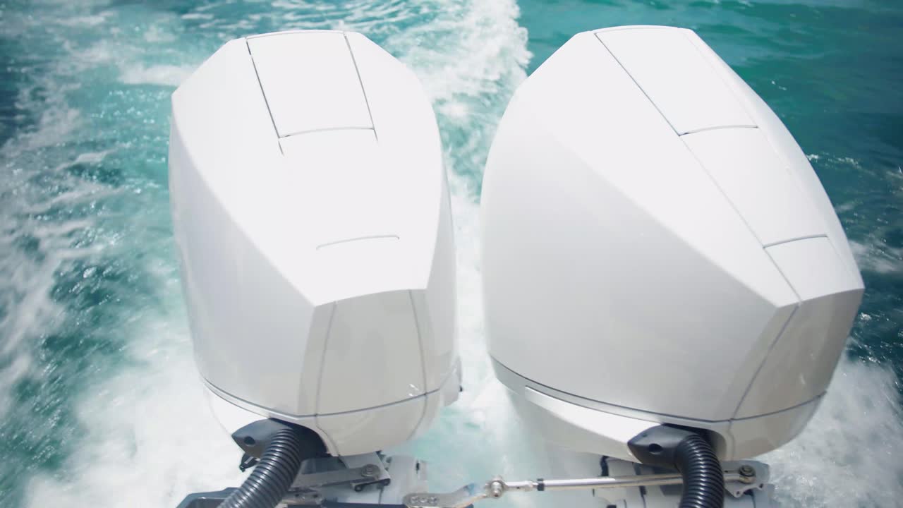 둥이 럭셔리 보트 엔진은 크루즈에 힘을 주며, 보트가 우아하게 오른쪽으로 회전할 때 부드러운 파도를 만니다.