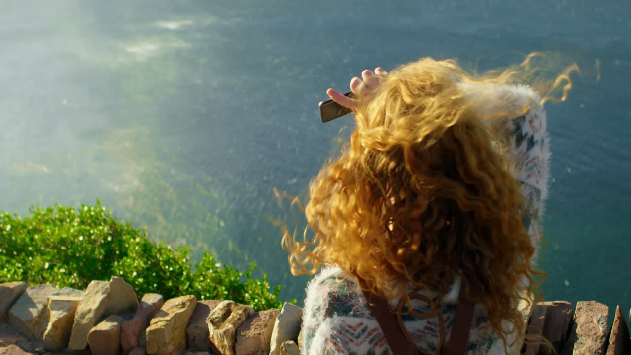 ⁇ 은 날 바다 근처 에 서 있는 여자 4k