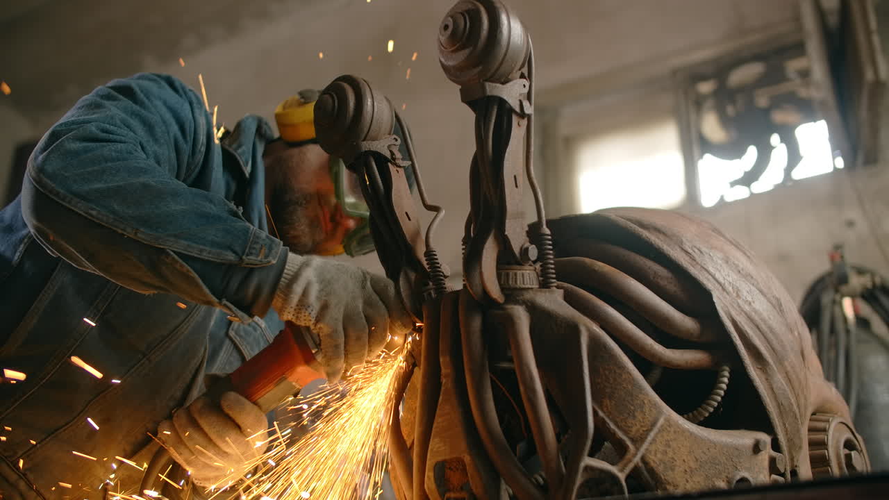 Um escultor de metal no trabalho