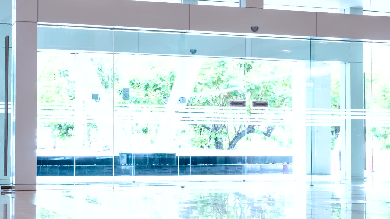 점심 시간 후 사무실 건물 입구로 걸어가는 사람들의 군중