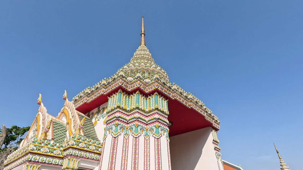 Strutture di templi colorate sotto un cielo azzurro e limpido