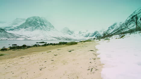 Atemberaubende-Filmische-Kamerafahrt-Von-Rechts-Nach-Links-Von-Einem-Zugefrorenen-Norwegischen-Strand