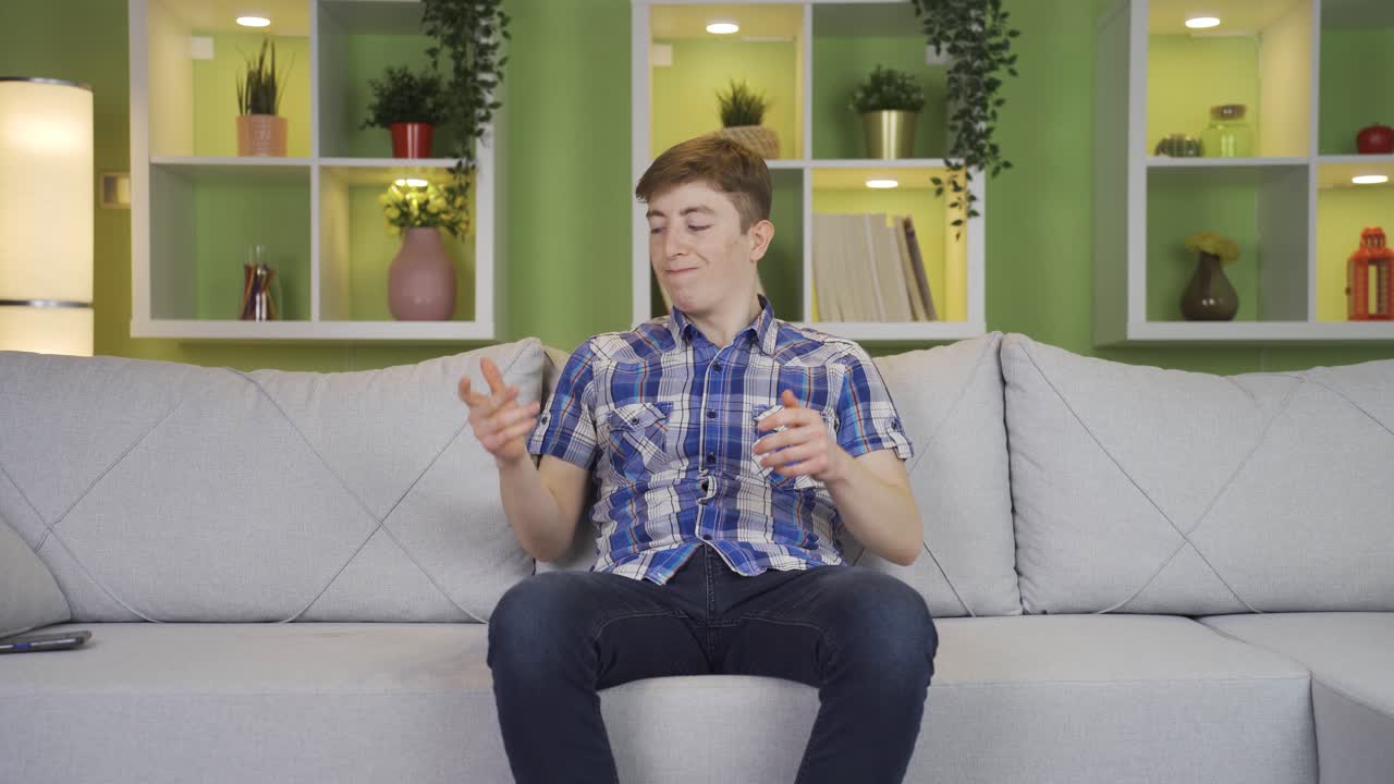 그 청년은 실망했습니다.