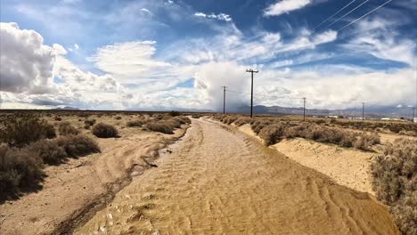 lluvias monzónicas inusuales en el desierto de mojave llenan el arroyo cache con agua: revelación del paso elevado aéreo