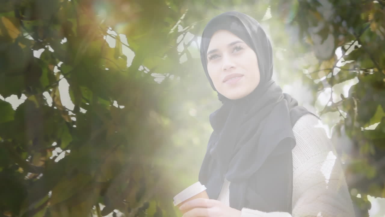 잎 위에 커피를  ⁇ 은 히자브를 입은 아시아 여성의 애니메이션