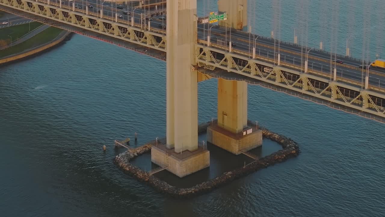 물 위 의 다리 의 공중 사진