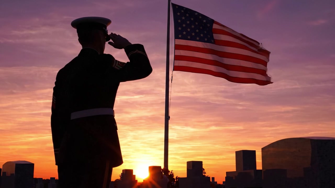 Un militare saluta la bandiera americana contro un bellissimo tramonto, onorando sacrificio e valore in un cimitero, a simboleggiare rispetto e ricordo