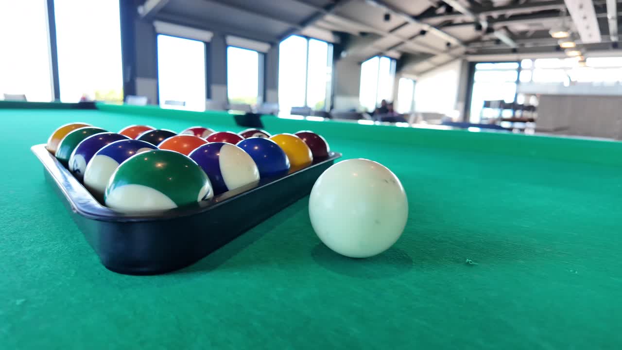 bolas de billar en una mesa de billar