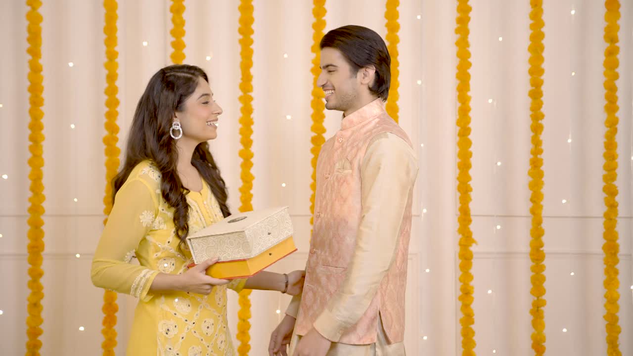 hombre indio dando un regalo a su pareja en el festival