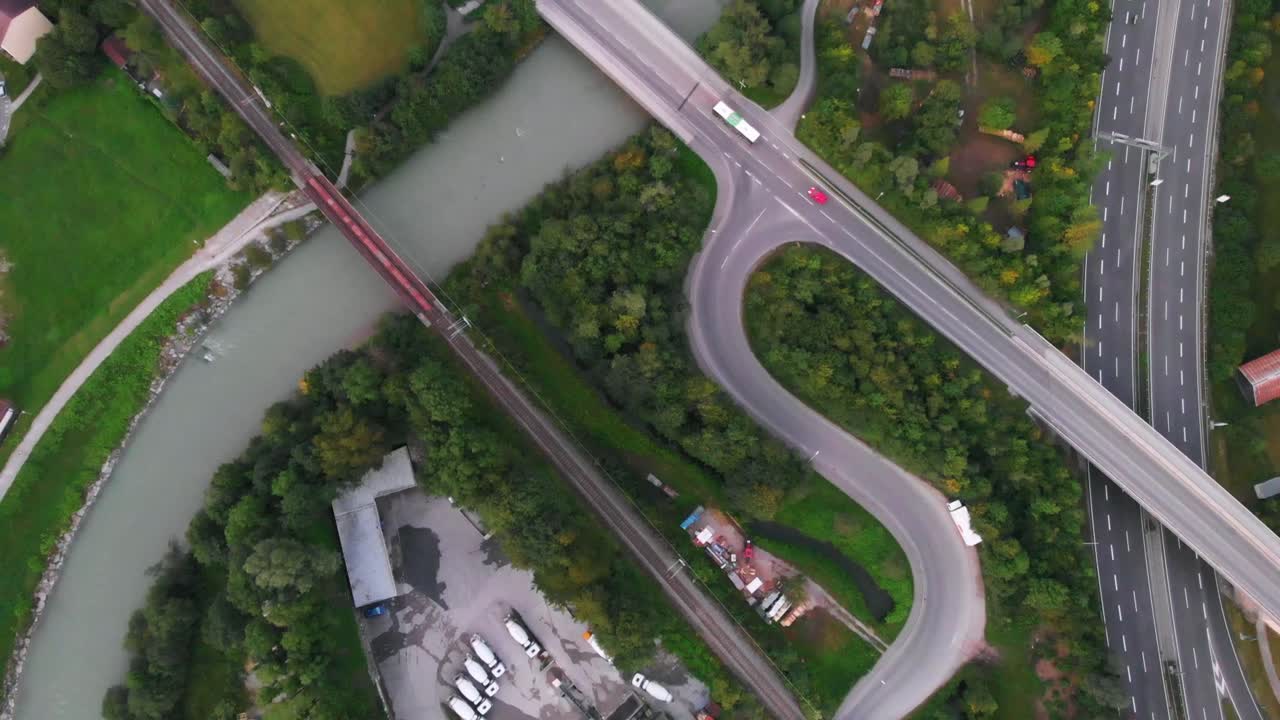 인공 기반 시설과 자연 세계 사이의 완벽한 조화를 보여주는 놀라운 하이 앵글 드론 영상을 통해 강과 고속도로의 매혹적인 아름다움을 포착하고 자연을 직조합니다.