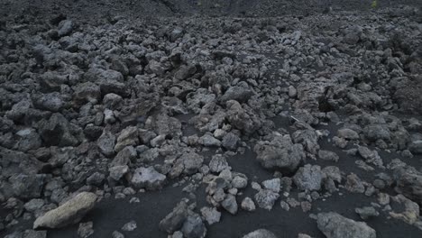 Paisaje-Volcánico,-Rocas-Grises-Y-Poca-Vegetación