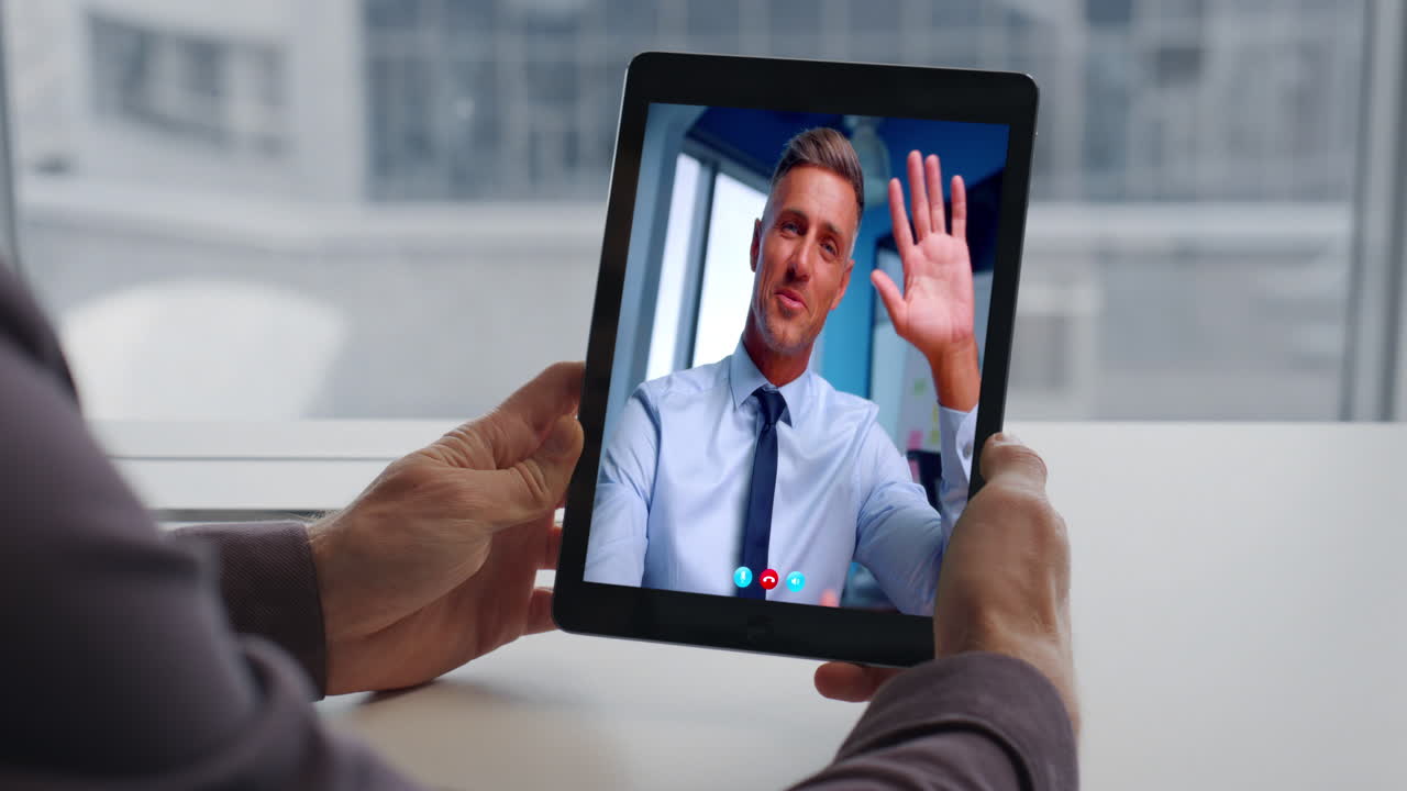 Primo piano di un coach online durante una videoconferenza con un uomo sconosciuto che tiene in mano un tablet