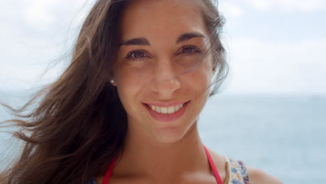 mujer feliz en la playa