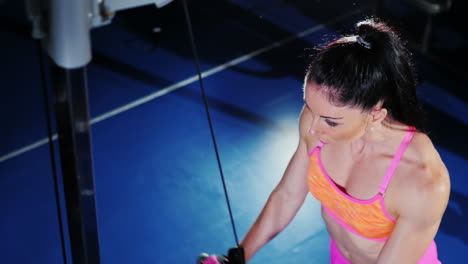 Mujer-Atlética-Fuerte-Entrenando-En-El-Gimnasio-Vista-Desde-Arriba