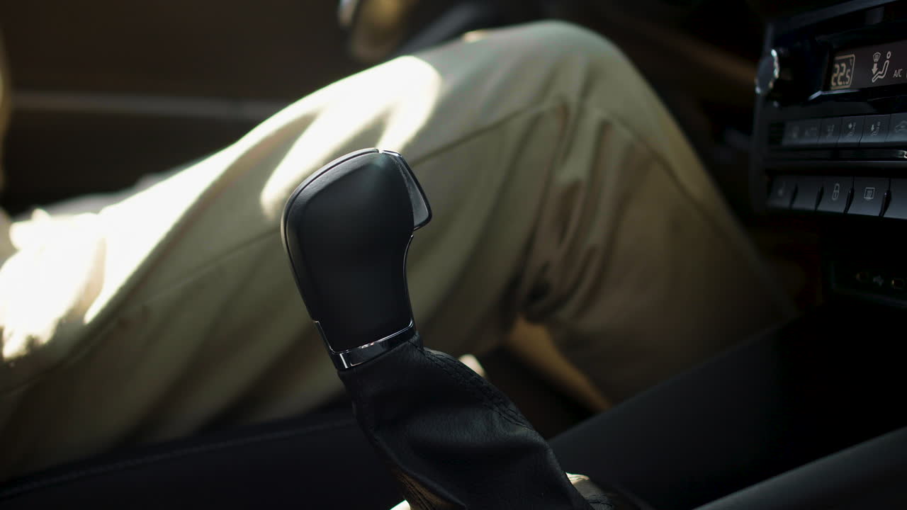 человек запускает машину.