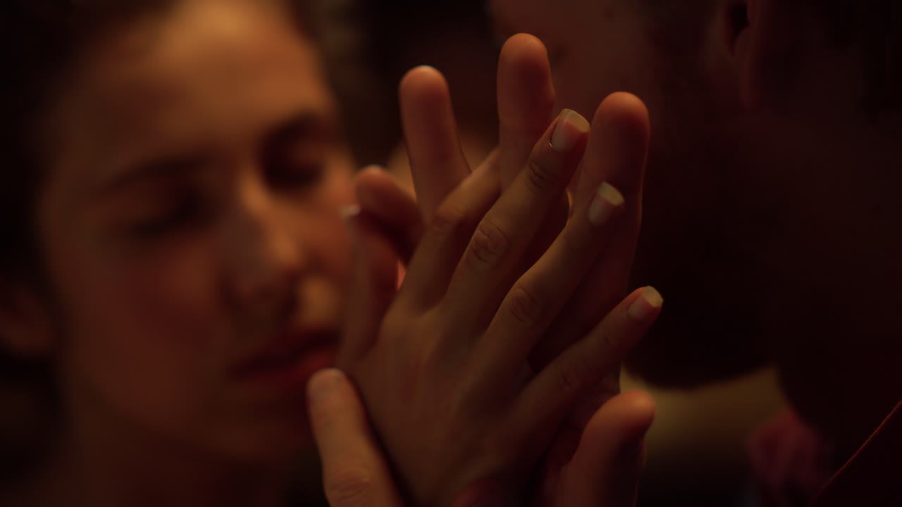 los amantes de primer plano se toman de la mano en una cita. la pareja romántica se toca los dedos.