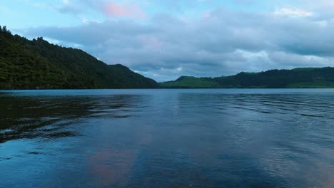 Serenidad-Al-Atardecer:-Nubes-Moradas-Bailan-Con-Gracia-Sobre-Un-Lago-Tranquilo-En-Este-Cautivador-Metraje-De-Archivo