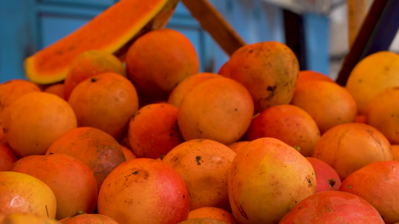 un tiro constante de mangos en una tienda de comestibles
