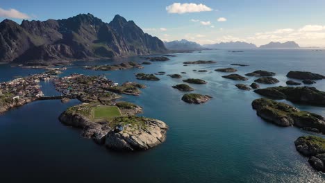 henningsvaer lofoten es un archipiélago en el condado de nordland, noruega.