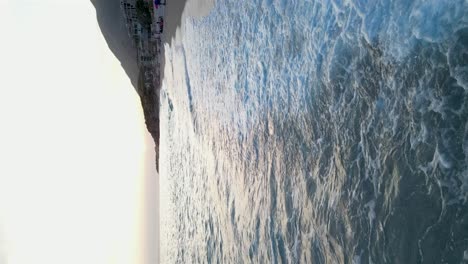 Wellen-Krachen-Bei-Sonnenuntergang-Am-Strand-Im-Ionischen-Meer