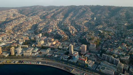 Luftaufnahme-Der-Malerischen-Stadtgebäude-Am-Hang-Von-Valparaiso-Und-Der-Meeresküste-Zur-Goldenen-Stunde,-Chile