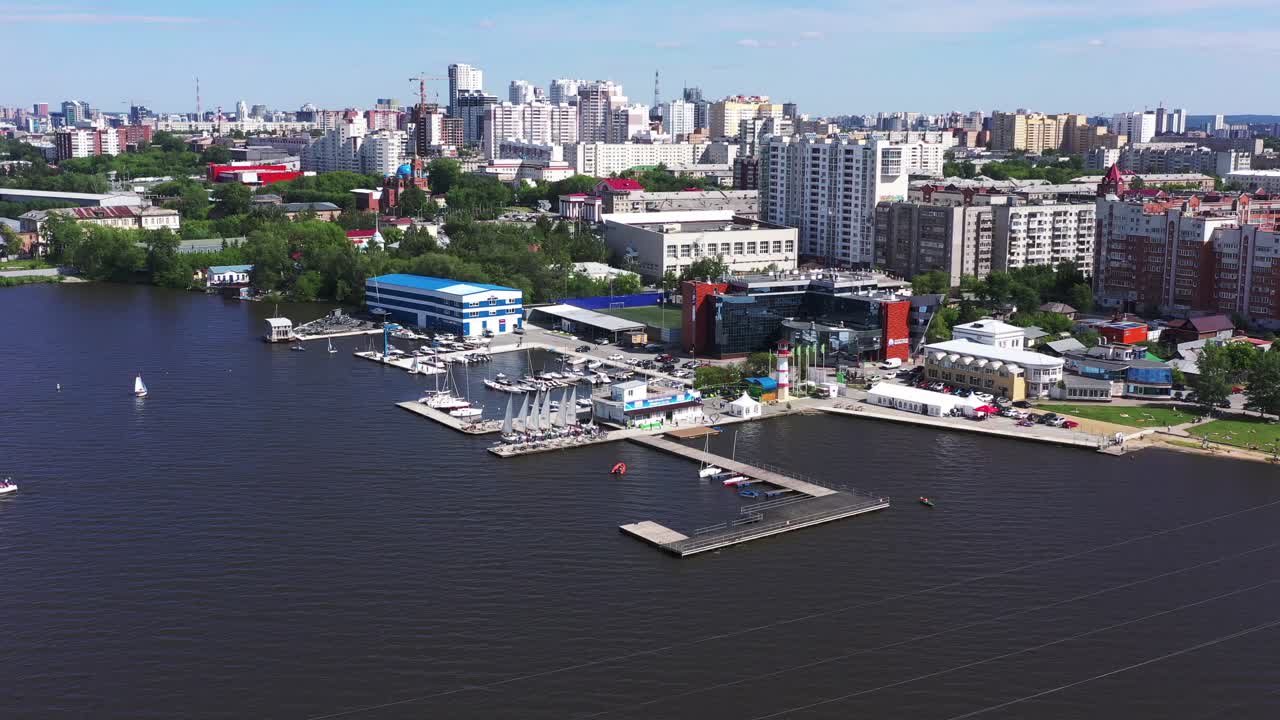 마리나와 강이 있는 도시 해안