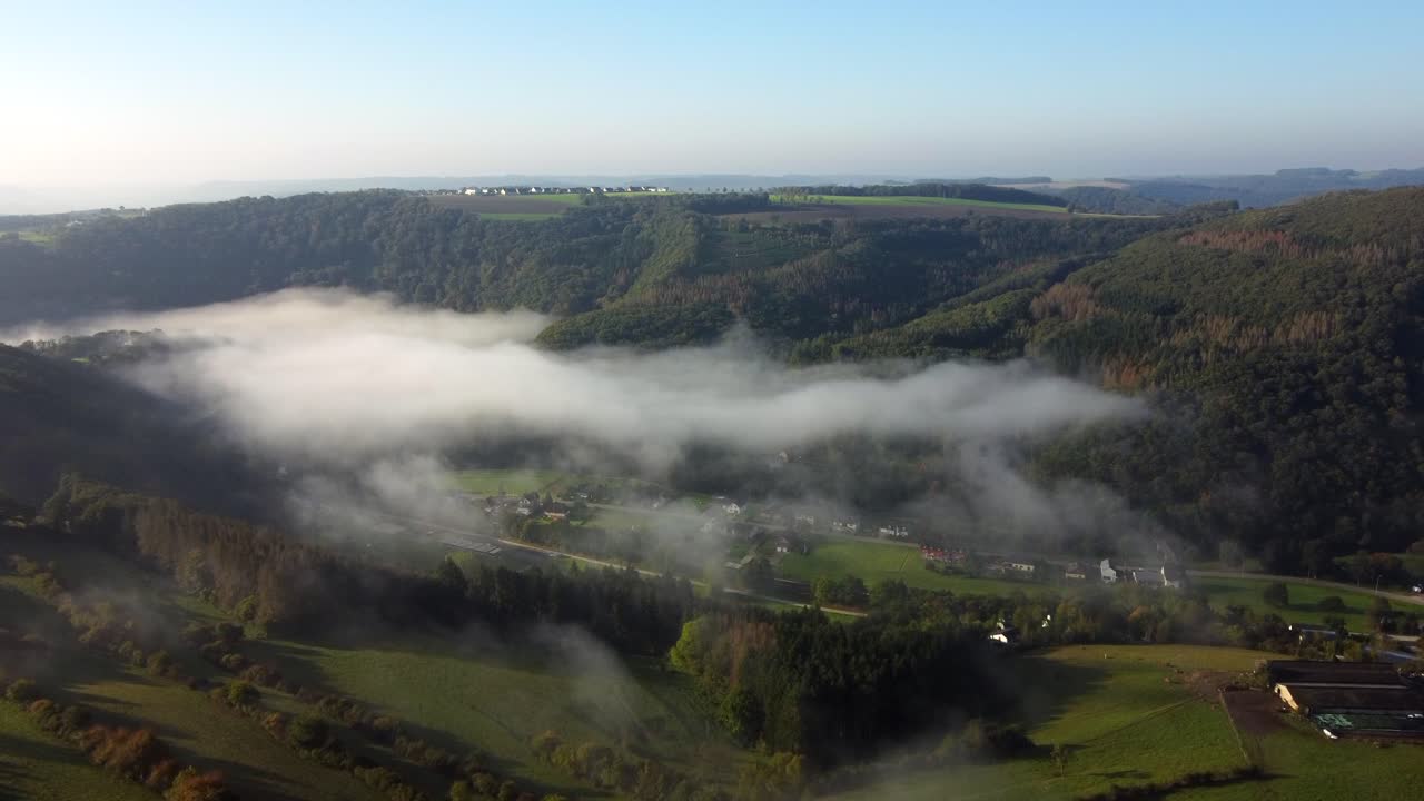 imágenes aéreas desde arriba de la niebla en una tranquila mañana de otoño en el campo de luxemburgo