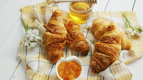 composición de croissants y condimentos