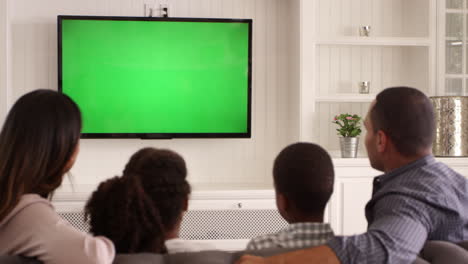 Rückansicht-Einer-Familie,-Die-Sich-Einen-Greenscreen-Fernseher-Ansieht,-Der-Auf-R3D-Aufgenommen-Wurde