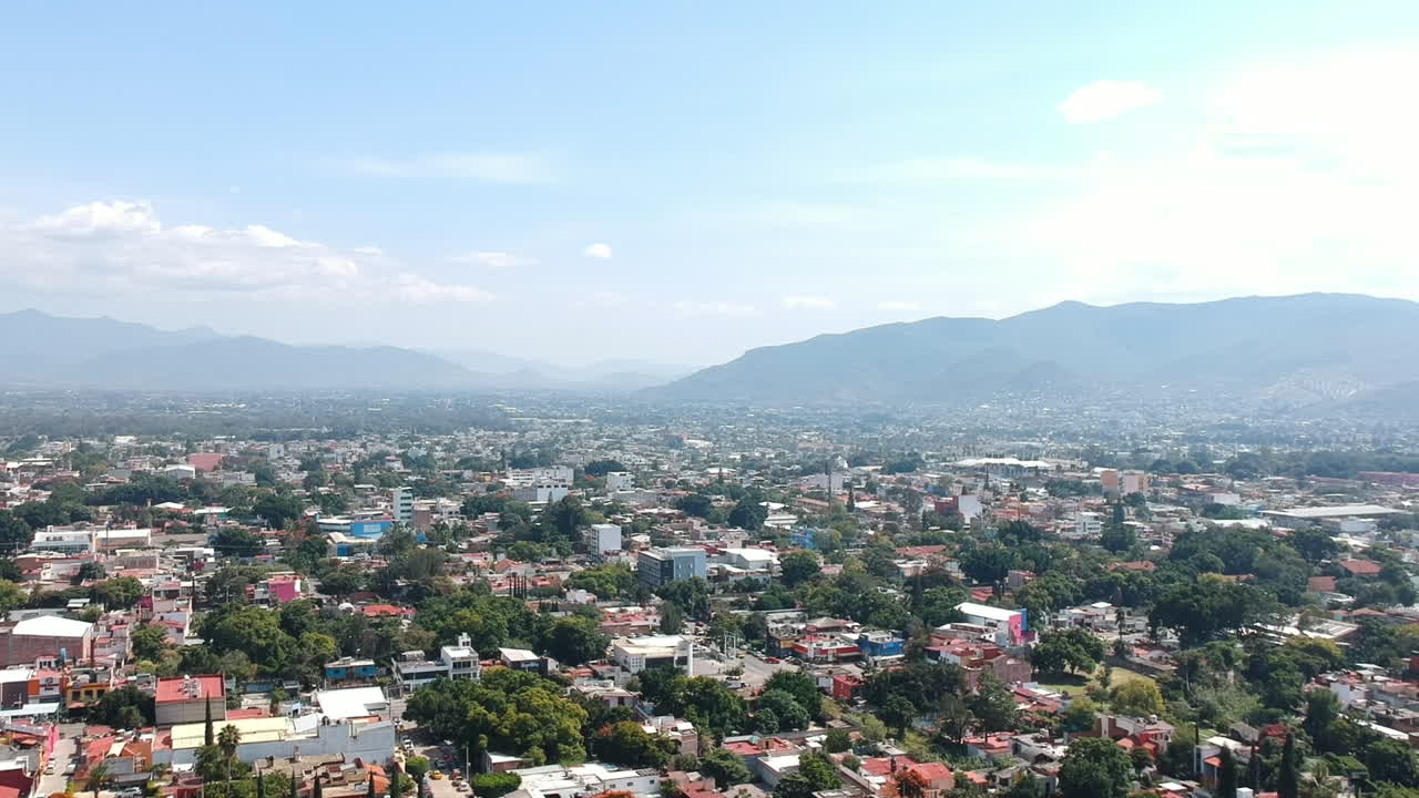 Bellissimo paesaggio aereo della città di Oaxaca, Messico, con montagne imponenti sullo sfondo in una giornata di sole.